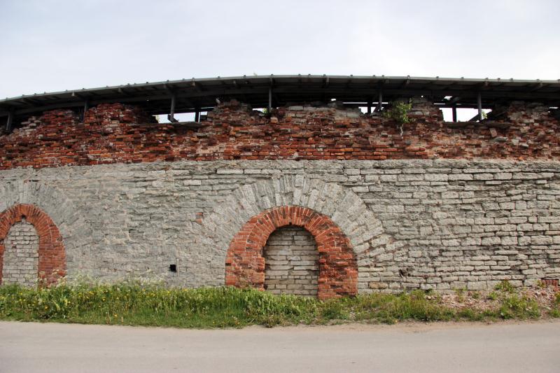 File:Tallinn_Kultuurikilomeeter_Kalaranna_Patarei vangla müür.jpg